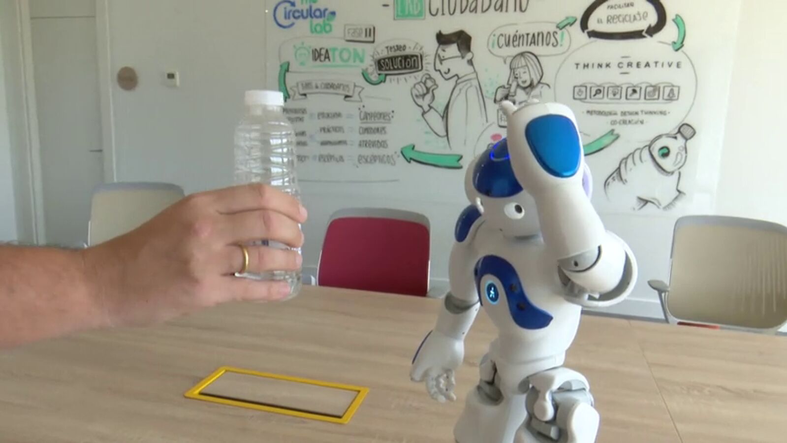 Redes reutilizadas para hacer ropa o latas para hacer sillas, son algunas de las ideas del mayor laboratorio de reciclaje de Europa 