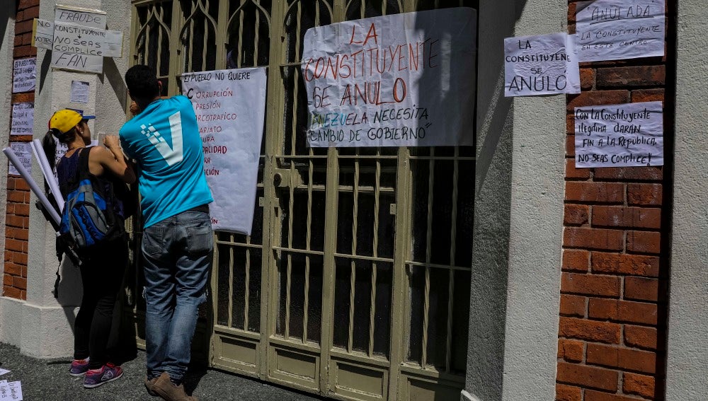 Carteles en los centros de votación de Venezuela