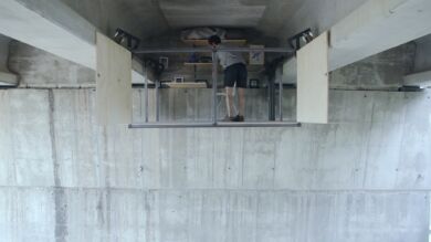 Un diseñador crea un bonito y escondido refugio bajo un puente aprovechando aquellos lugares que se han vuelto inservibles