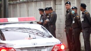 Autom&oacute;vil y unidades de la polic&iacute;a tailandesa