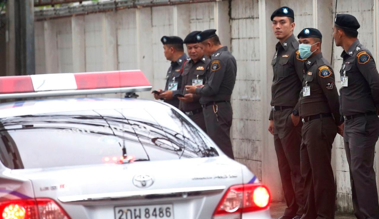 Automóvil y unidades de la policía tailandesa