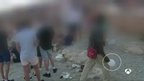 El gas de la risa, la nueva droga de moda que se vende en Ibiza por 3 euros la dosis El gas de la risa, la nueva droga de moda que se vende en Ibiza por 3 euros la dosis