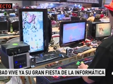 Miles de aficionados a la informática se reúnen en Bilbao en una fiesta digital desde hace 25 años 