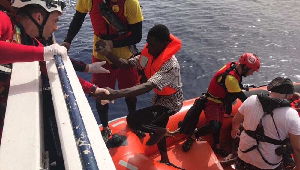 Inmigrantes siendo rescatados