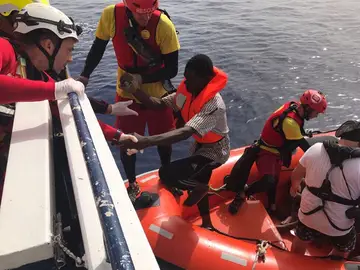 Inmigrantes siendo rescatados Inmigrantes siendo rescatados