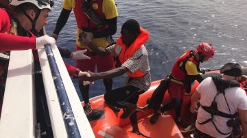 Inmigrantes siendo rescatados