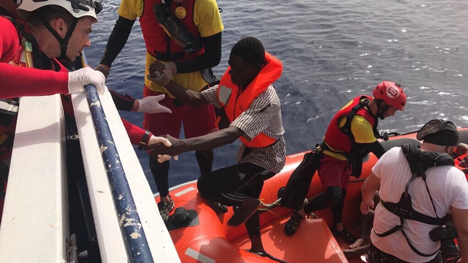Inmigrantes siendo rescatados Inmigrantes siendo rescatados