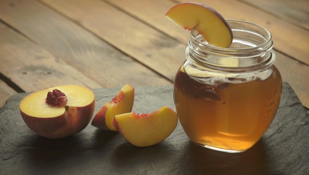 Así de fácil es preparar un té frió de melocotón casero | NOVALIFE