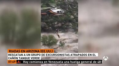 Rescatan en helicóptero a 17 excursionistas atrapados por la riada en Arizona