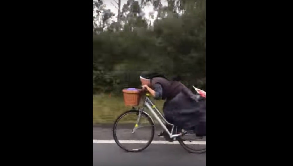 La monja polaca circulando a gran velocidad por el Camino de Santiago