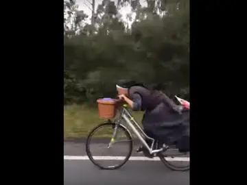 La monja polaca circulando a gran velocidad por el Camino de Santiago La monja polaca circulando a gran velocidad por el Camino de Santiago