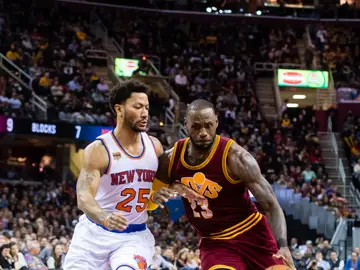 Derrick Rose defiende a LeBron James Derrick Rose defiende a LeBron James