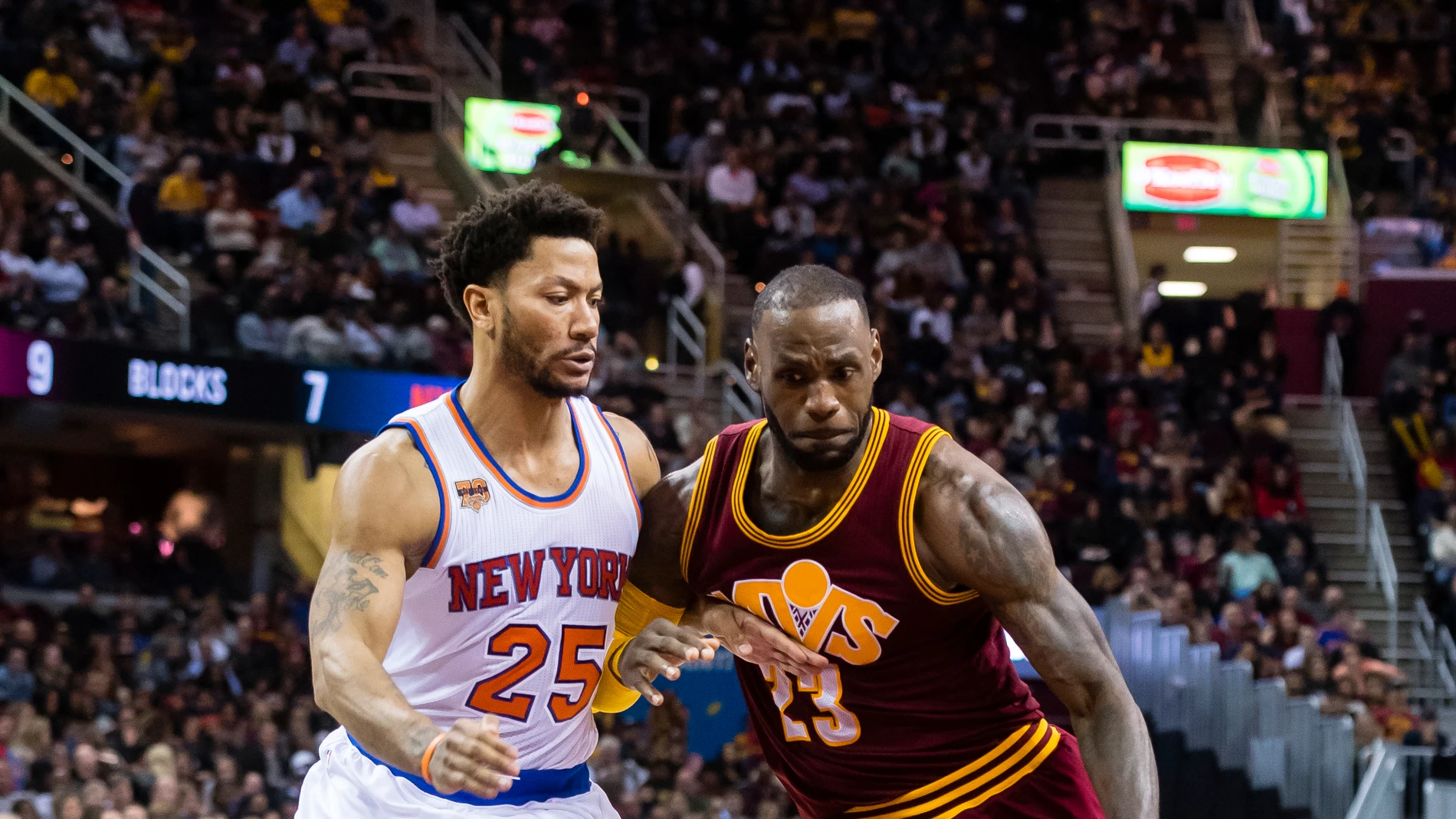 Derrick Rose defiende a LeBron James Derrick Rose defiende a LeBron James