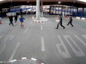 Detienen a un hombre por herir con un cuchillo a un policía en Melilla al grito de "Alá es grande" Detienen a un hombre por herir con un cuchillo a un policía en Melilla al grito de "Alá es grande"