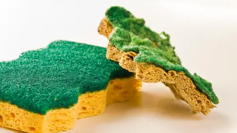 Estropajo nuevo y estropajo usado Estropajo nuevo y estropajo usado