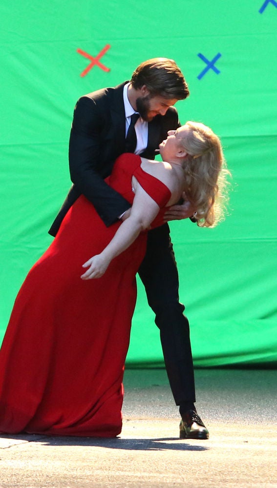 El beso de película de Liam Hemsworth