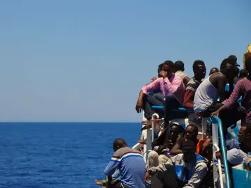 Inmigrantes hacinados en la embarcación de rescate Inmigrantes hacinados en la embarcación de rescate