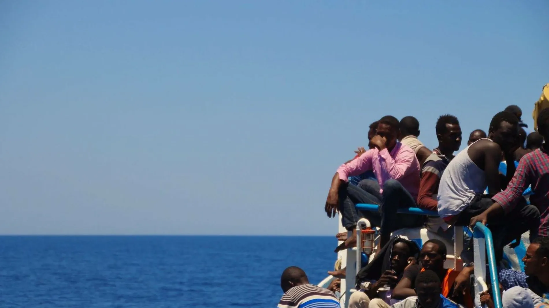 Inmigrantes hacinados en la embarcación de rescate Inmigrantes hacinados en la embarcación de rescate