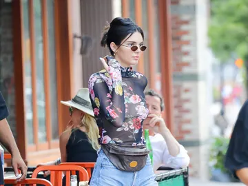 Kendall Jenner con el complemento del momento Kendall Jenner con el complemento del momento