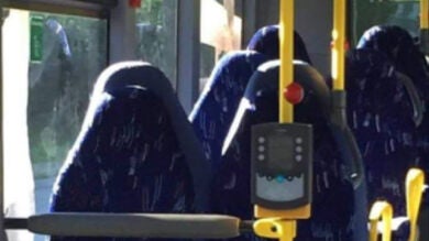 Un grupo racista noruego confunde asientos de autobús con mujeres con burka