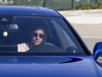 Neymar se presenta al entrenamiento del Barcelona