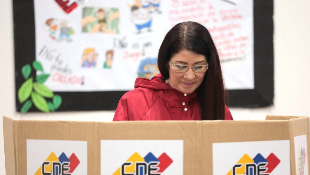 Cilia Flores votando