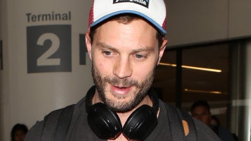 Jamie Dornan llega solo al aeropuerto