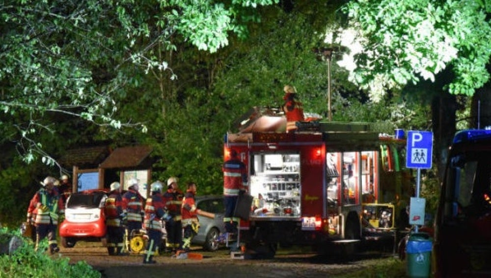 Los bomberos, en el campamento