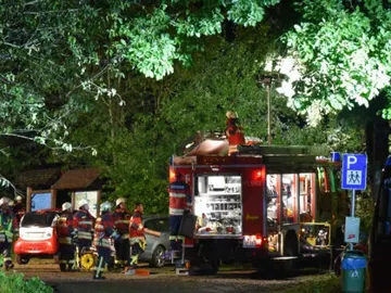 Los bomberos, en el campamento Los bomberos, en el campamento