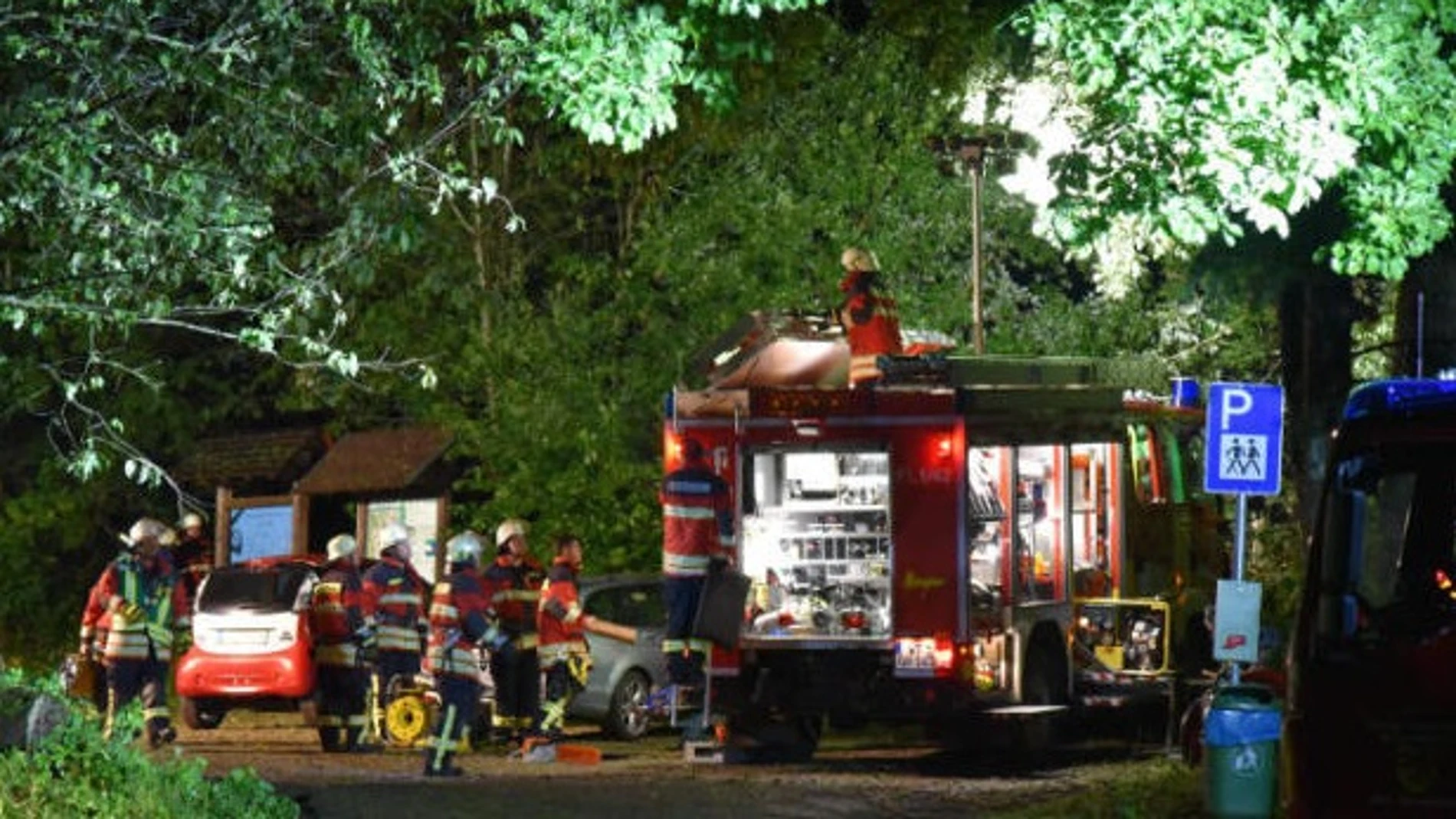 Los bomberos, en el campamento Los bomberos, en el campamento
