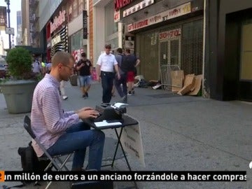 Un poeta callejero lleva diez años en Nueva York ofreciendo sus versos a cambio de una pequeña aportación Un poeta callejero lleva diez años en Nueva York ofreciendo sus versos a cambio de una pequeña aportación
