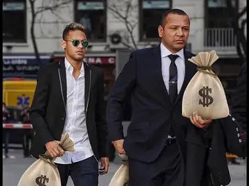 Neymar y su padre, cargados de dinero Neymar y su padre, cargados de dinero
