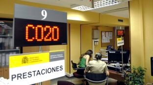 Dos personas son atendidas en una oficina de desempleo