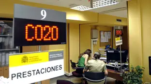 Dos personas son atendidas en una oficina de desempleo Dos personas son atendidas en una oficina de desempleo