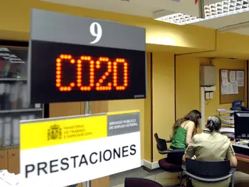 Dos personas son atendidas en una oficina de desempleo Dos personas son atendidas en una oficina de desempleo