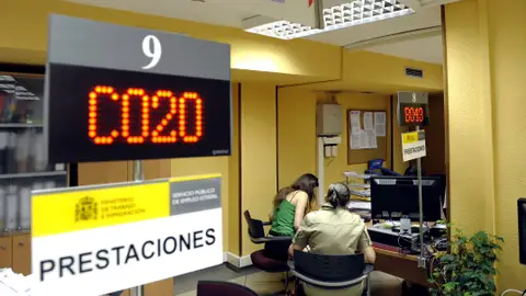 Dos personas son atendidas en una oficina de desempleo Dos personas son atendidas en una oficina de desempleo