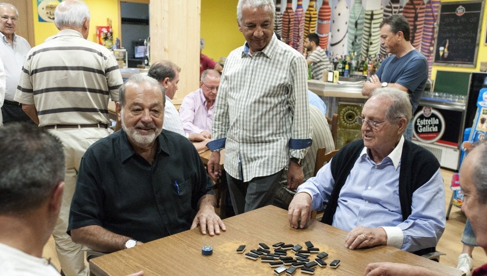 Los empresarios Carlos Slim (i) y Olegario Vázquez Raña (d) juegan una partida de dominó en un bar de Avión (Ourense)