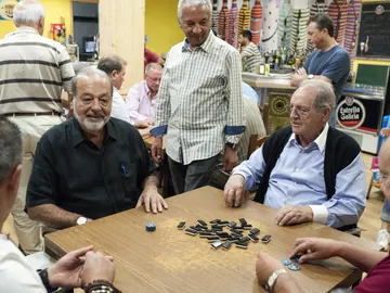 Los empresarios Carlos Slim (i) y Olegario Vázquez Raña (d) juegan una partida de dominó en un bar de Avión (Ourense) Los empresarios Carlos Slim (i) y Olegario Vázquez Raña (d) juegan una partida de dominó en un bar de Avión (Ourense)