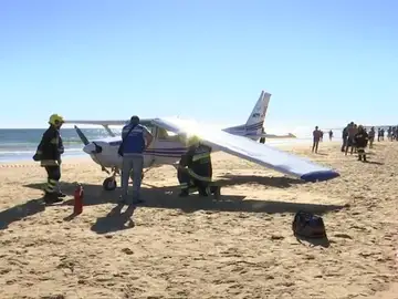 Mueren una niña de 8 años y un hombre de 30, golpeados por una avioneta en una playa cercana a Lisboa Mueren una niña de 8 años y un hombre de 30, golpeados por una avioneta en una playa cercana a Lisboa