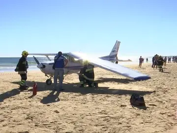 Mueren una niña de 8 años y un hombre de 30, golpeados por una avioneta en una playa cercana a Lisboa Mueren una niña de 8 años y un hombre de 30, golpeados por una avioneta en una playa cercana a Lisboa