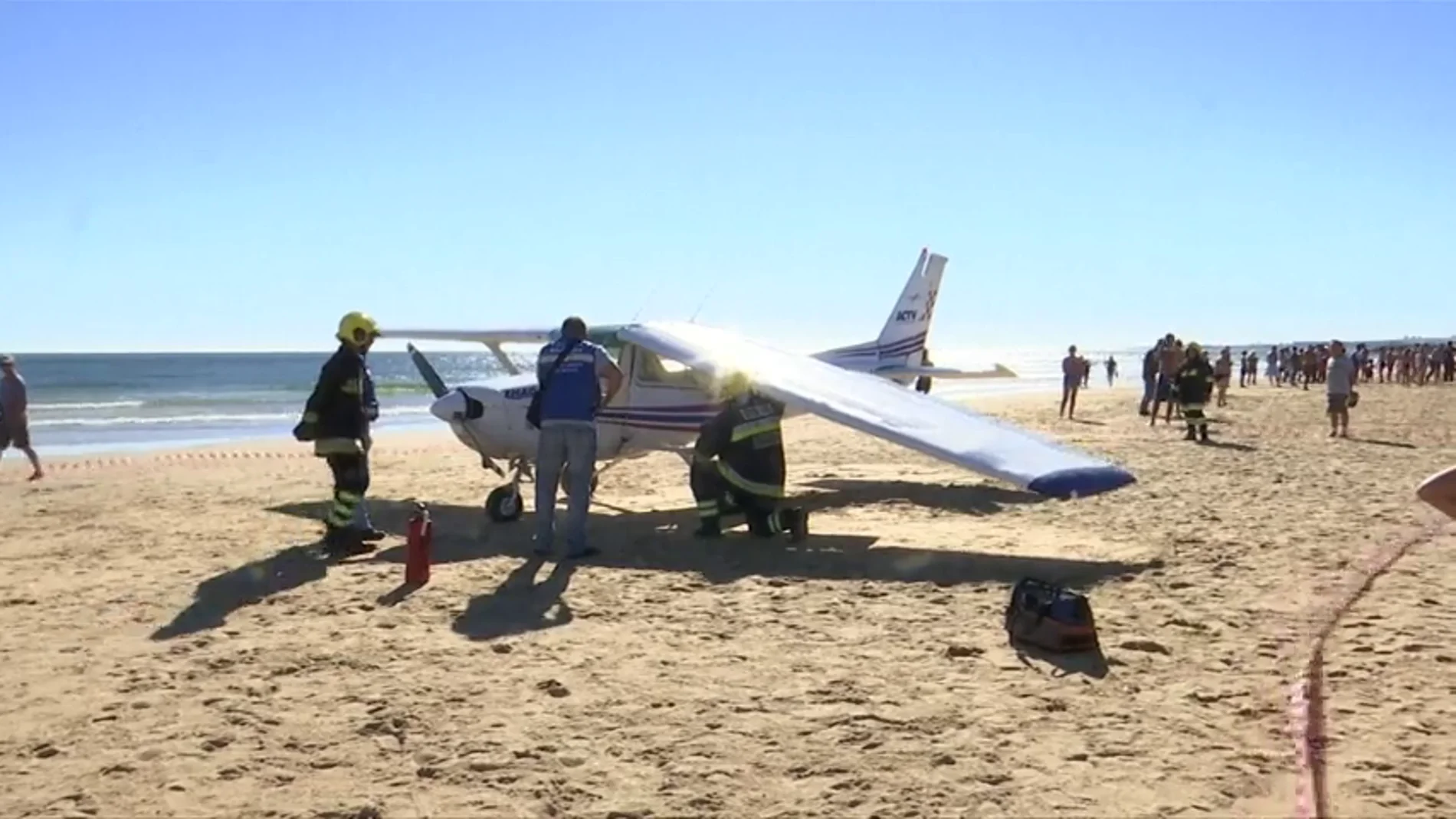 Mueren una niña de 8 años y un hombre de 30, golpeados por una avioneta en una playa cercana a Lisboa Mueren una niña de 8 años y un hombre de 30, golpeados por una avioneta en una playa cercana a Lisboa