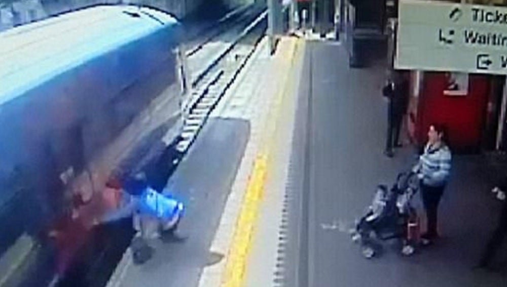 Malik, atrapada en las puertas del tren y arrastrada