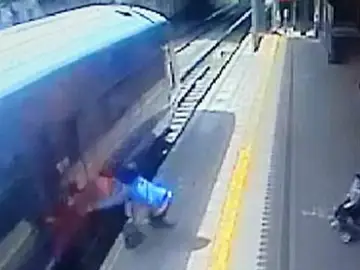 Malik, atrapada en las puertas del tren y arrastrada Malik, atrapada en las puertas del tren y arrastrada