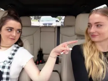 Reunión de las hermanas Stark en Carpool Karaoke Reunión de las hermanas Stark en Carpool Karaoke