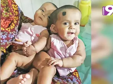 Las pequeñas posan junto a su madre Las pequeñas posan junto a su madre
