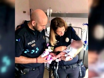Dos policías salvan la vida de una niña de un mes que se quedó sin respiración