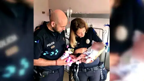 Dos policías salvan la vida de una niña de un mes que se quedó sin respiración Dos policías salvan la vida de una niña de un mes que se quedó sin respiración