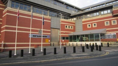 Un preso, con problemas psicológicos, se amputa el pene con una cuchilla de afeitar en una cárcel de Manchester