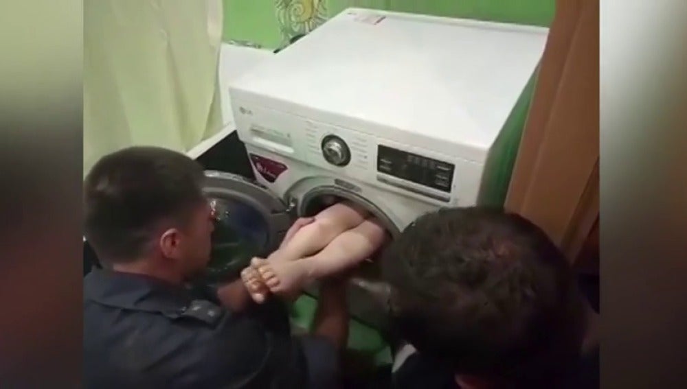 Rescatan a un niño de siete años que se quedó atascado en la lavadora cuando jugaba al escondite 