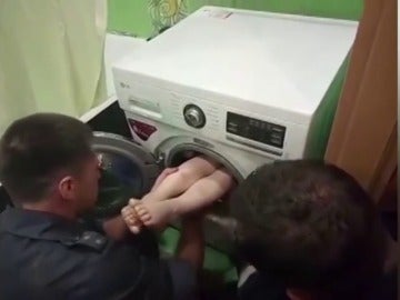 Rescatan a un niño de siete años que se quedó atascado en la lavadora cuando jugaba al escondite 